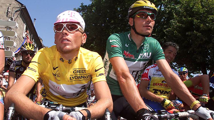 Die Radsportler Jan Ullrich (l.) und Erik Zabel (r.) zu ihren besten Zeiten bei der Tour de France. Später stellte sich heraus, dass beide Doping betrieben haben - was Ullrich allerdings noch immer bestreitet. Die Aufnahme stammt von 1998.