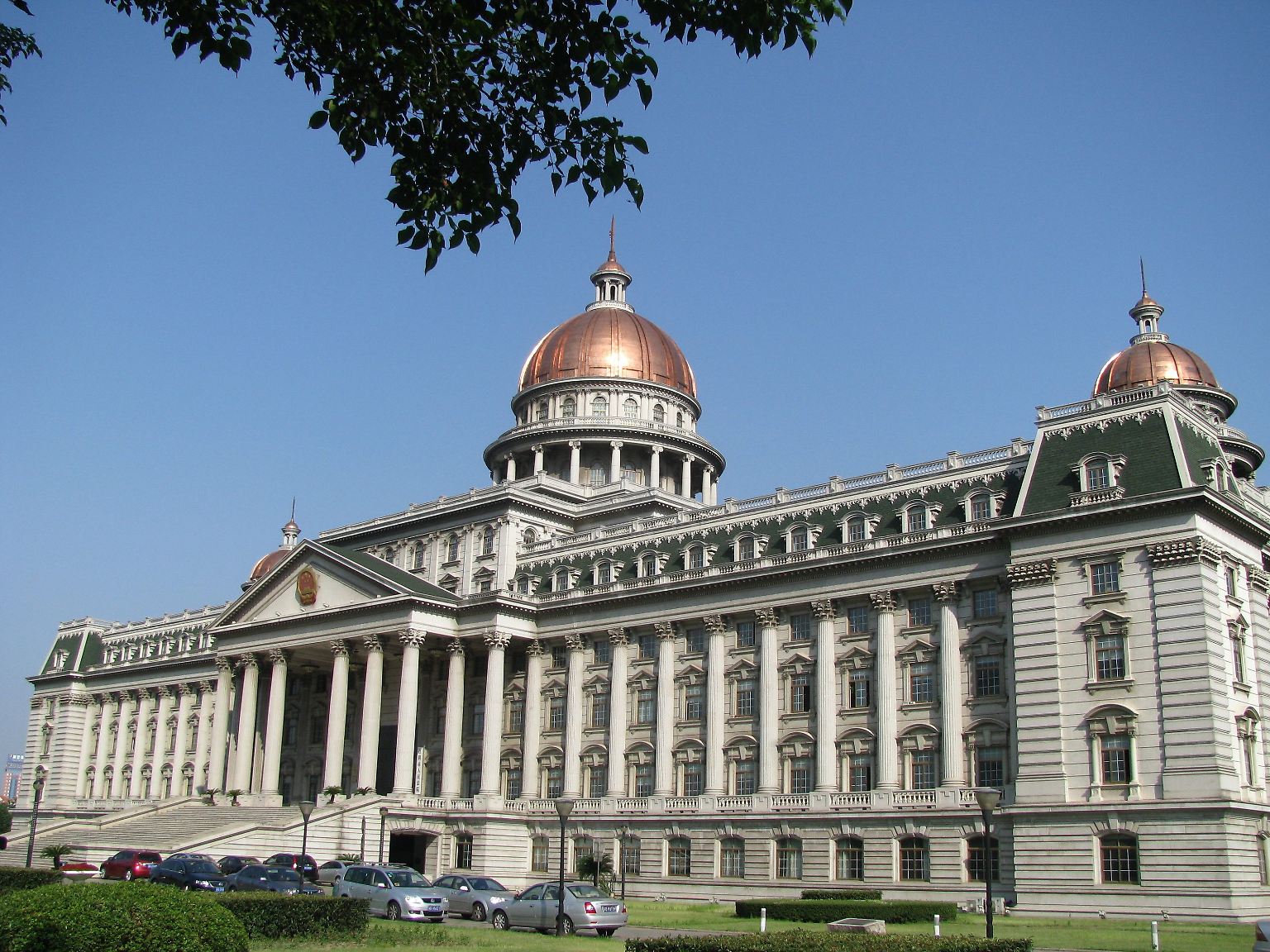 Der Volksgerichtshof in der Stadt Jiangyin in der Provinz Jiangsu erinnert vage an das Kapitol in Washington - nur die bronzefarbenen Kuppeln weichen ein wenig vom Original ab.