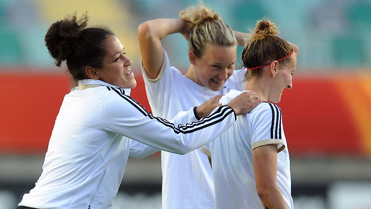 Und wer spielt? Angreiferin Celia Okoyino da Mbabi, links, plagt sich mit einer Oberschenkelzerrung. Die Kolleginnen Anja Mittag und Josephine Henning sind fit.