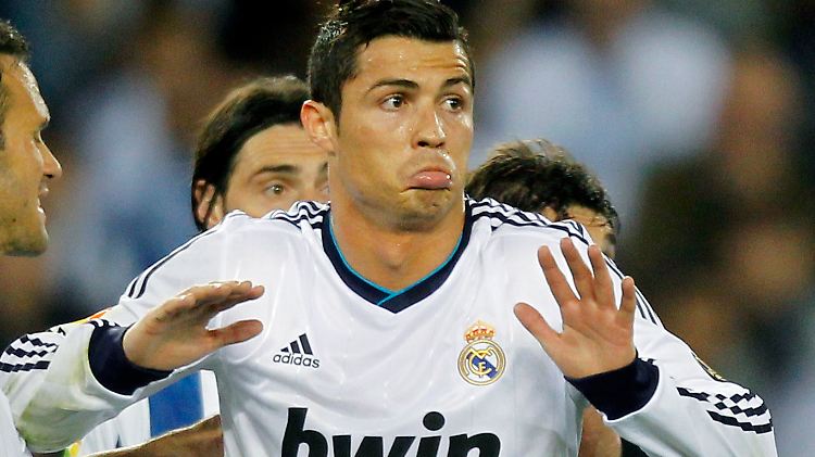 Sorry, keine Absicht: Ronaldo traf statt dem Tor den kleinen Charlie.