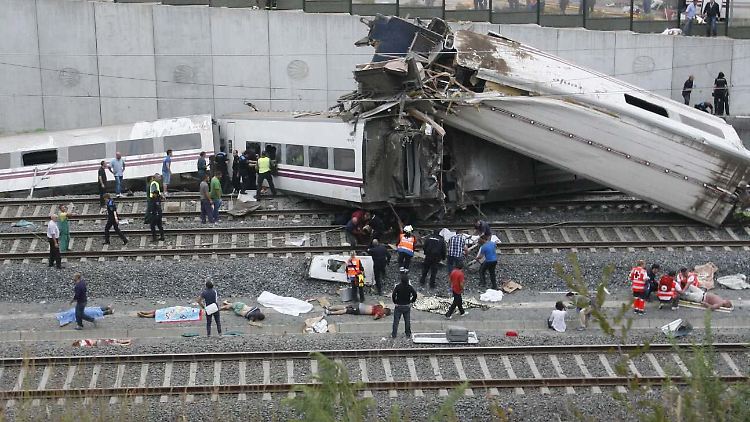 Einige Waggons prallten gegen eine Mauer, andere verkeilten sich.