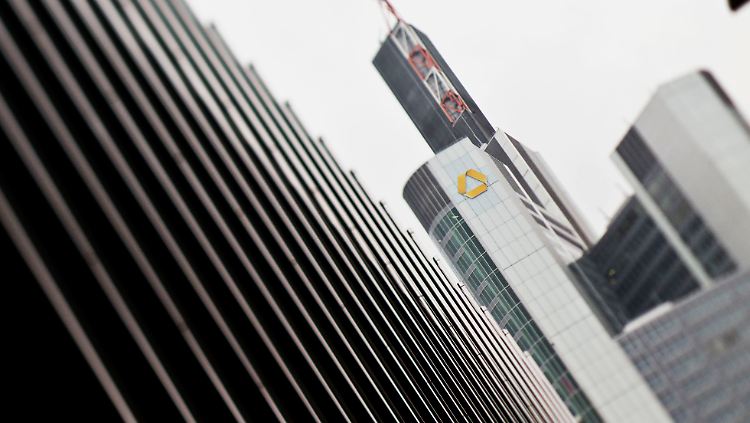 Allein zwei deutsche Institute sitzen noch auf Anleihen der Pleitestadt - dazu gehört auch die Commerzbank.