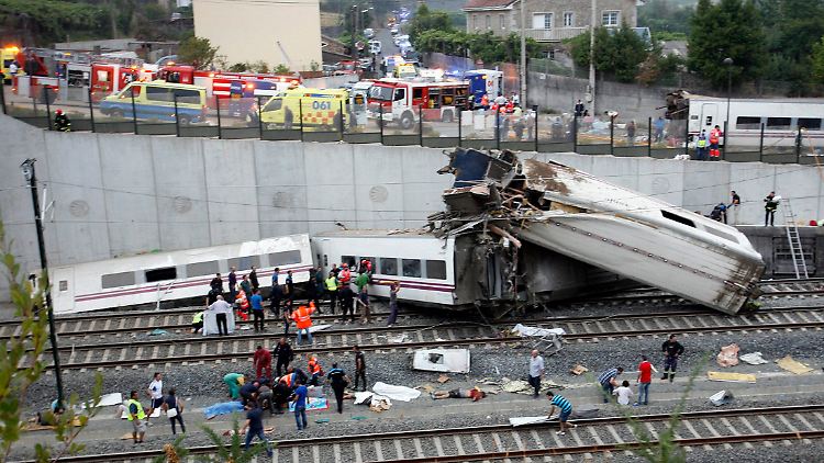 Hunderte Rettungskräfte versuchten, Opfer aus dem Zug zu befreien. Einige Waggons waren aber noch unzugänglich.