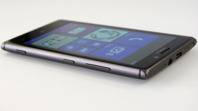 Das Nokia Lumia 925 wirkt durch den Aluminium-Rahmen sehr edel.