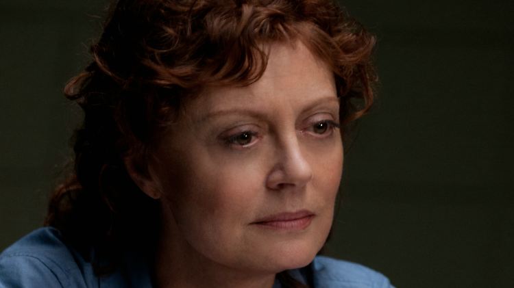 Sharon Solarz (Sarandon) stellt sich und bringt damit eine Kette von Enthüllungen in Gang.