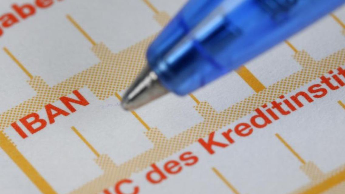 Eine Kontonummer mit 22 Stellen, das klingt kompliziert. Kontoinhaber müssen sich damit allmählich auseinandersetzen: In gut sechs Monaten beginnt die Sepa-Pflicht. Foto: Uwe Anspach