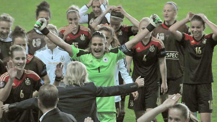 Glückliche Finalistinnen: die DFB-Frauen um Kapitänin Nadine Angerer.