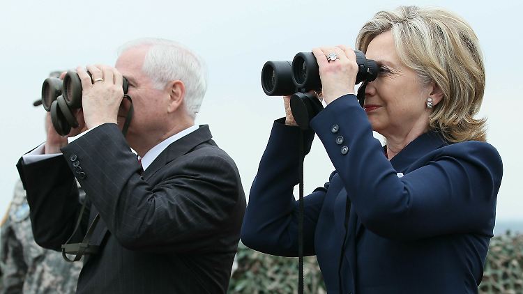 Blick nach Norden: Die Minister Clinton und Gates an der Grenze zwischen den beiden Koreas.