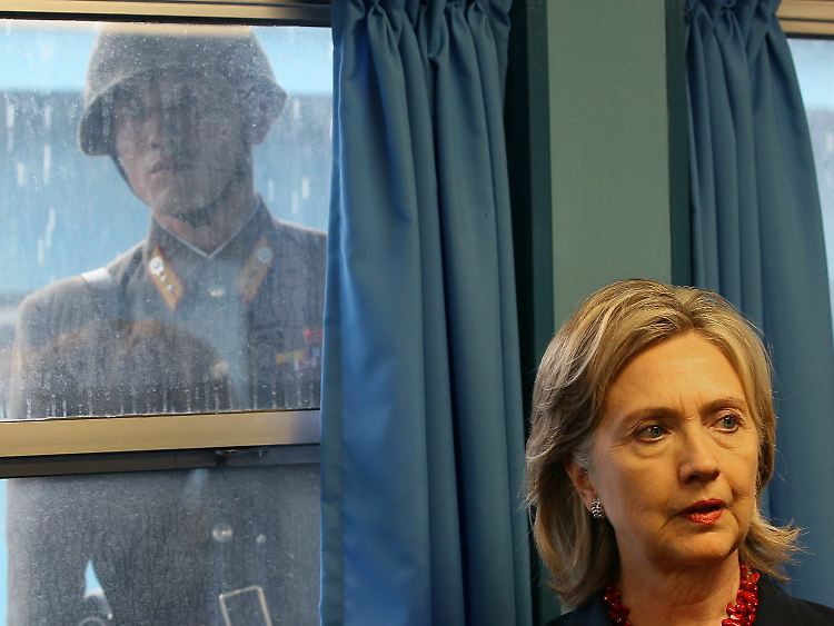Blick durchs Fenster: Ein nordkoreanischer Soldat beobachtet Clintons Besuch in der demilitarisierten Zone.
