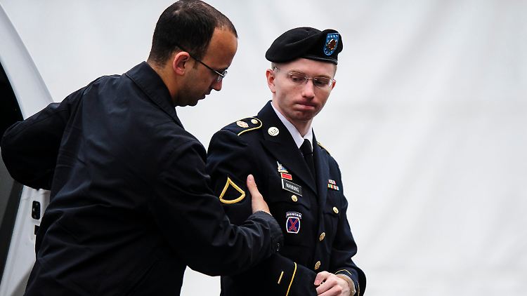 Manning erscheint stets in seiner Paradeuniform vor Gericht.