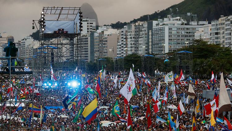 Wind und Wetter hielten Hunderttausende Gläubige nicht davon ab, an der Copacabana auf den Papst zu warten.