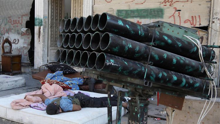 Ein Mitglied der Freien Syrischen Armee schläft neben einem Raketenwerfer.
