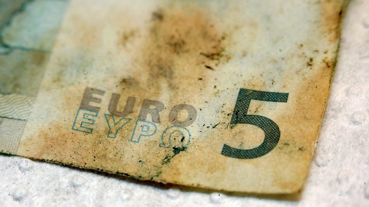 Beschädigt, aber wenigstens gut erkennbar: Fünf-Euro-Schein aus der Flutmasse. 