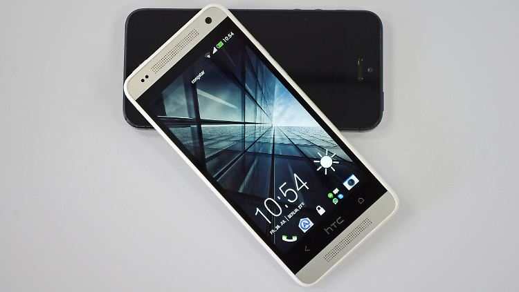 Das HTC One Mini ist größer als das iPhone 5 und sein Bildschirm bietet eine höhere Pixeldichte als das Retina-Display des Apple-Smartphones.