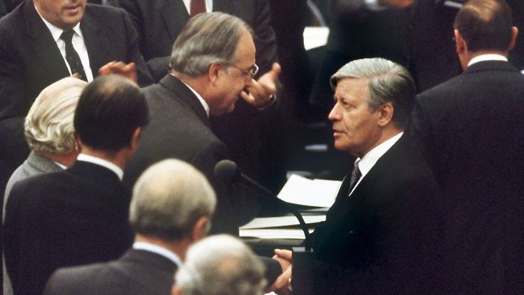 Im Jahr 1982 wurde Helmut Kohl Bundeskanzler und damit Nachfolger von Helmut Schmidt.