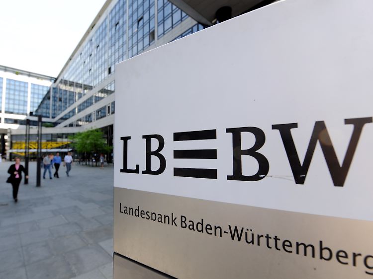 Eine naive und zugleich tiefschürfende Frage lautet: Wieso investiert eine Landesbank eigentlich in südeuropäische Staatsanleihen?