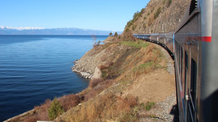Der Sonderzug "Zarengold" der Transsibirischen Eisenbahn passiert den Baikalsee.
