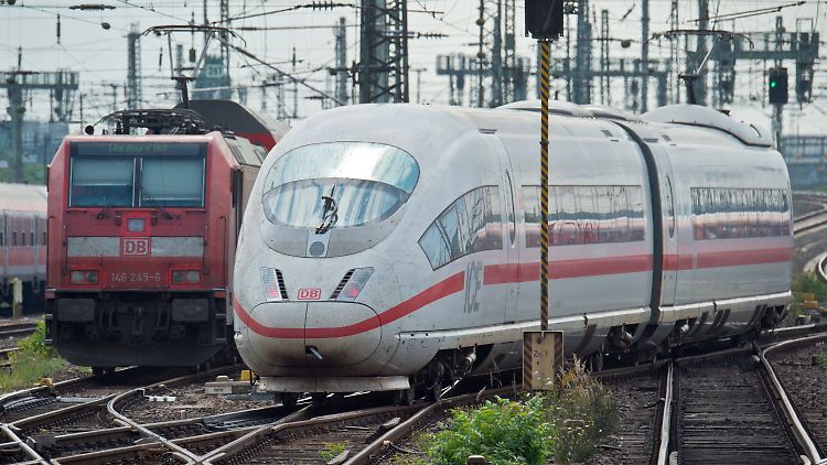 In Folge der Flut kommt es vor allem auf den Ost-West-Verbindungen zu großen Verspätungen.