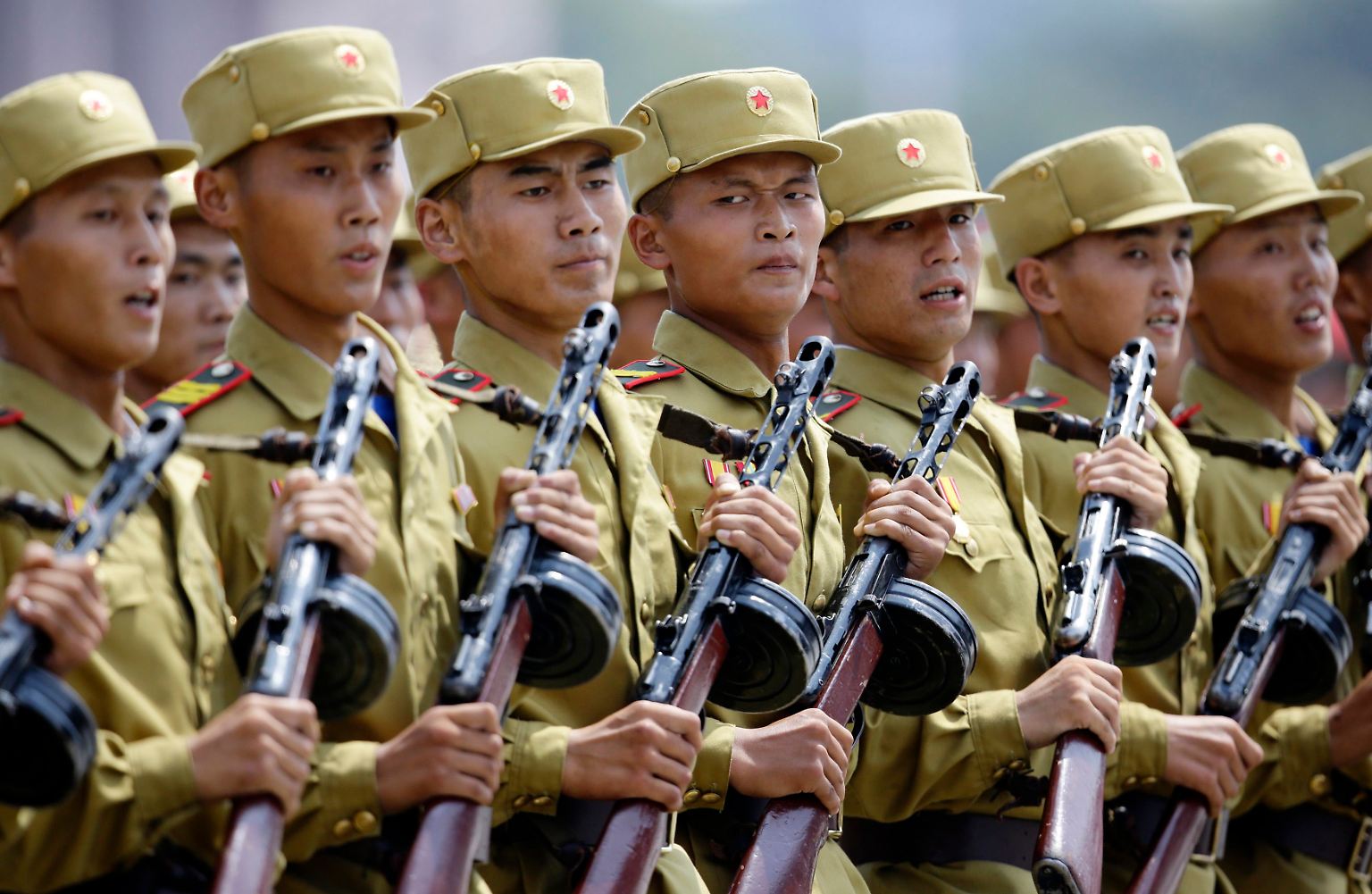 Tausende Soldaten marschieren, ...