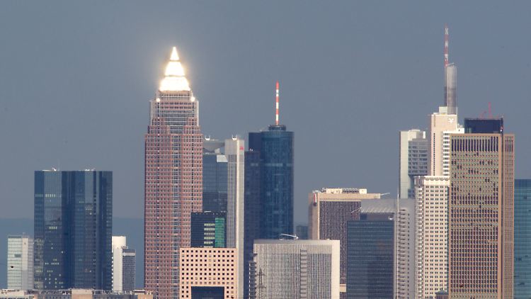 Die Skyline von Frankfurt: Dienstag ist die Deutsche Bank (der Doppelturm ist links im Bild) dran. Investoren trauen dem Finanzinstitut im zweiten Quartal einen Vorsteuergewinn von gut einer Milliarde Euro zu. 