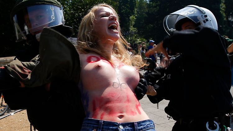 Auch in Deutschland treten die Femen-Frauen immer wieder auf - hier etwa beim Obama-Besuch in Berlin.