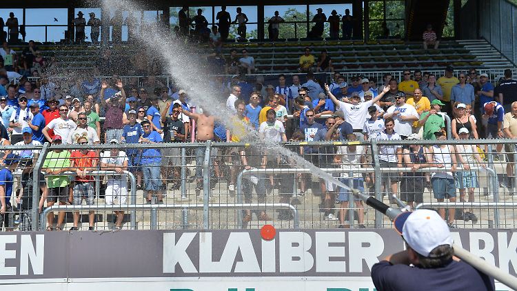 Erfrischung für die Fans in Karlsruhe. Tore boten ihnen ihr KSC gegen St. Pauli nicht.