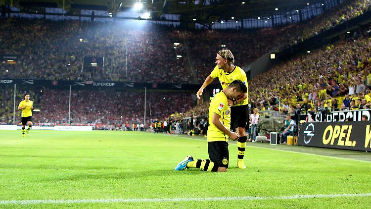 Torschütze Ilkay Gündogan jubelt mit Marcel Schmelzer über den Treffer zum 3:1.