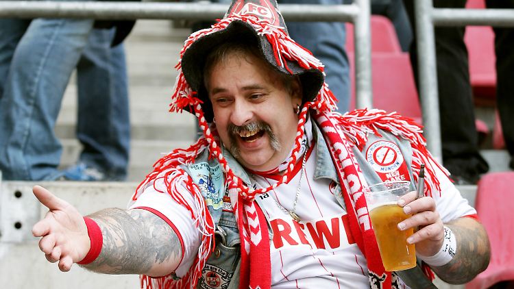 Freut sich bestimmt auch schon auf das Derby: FC-Fan in Müngersdorf.