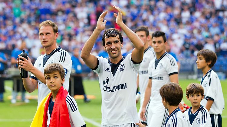 Raul verabschiedet sich mit seinen Kindern von den Schalkern.