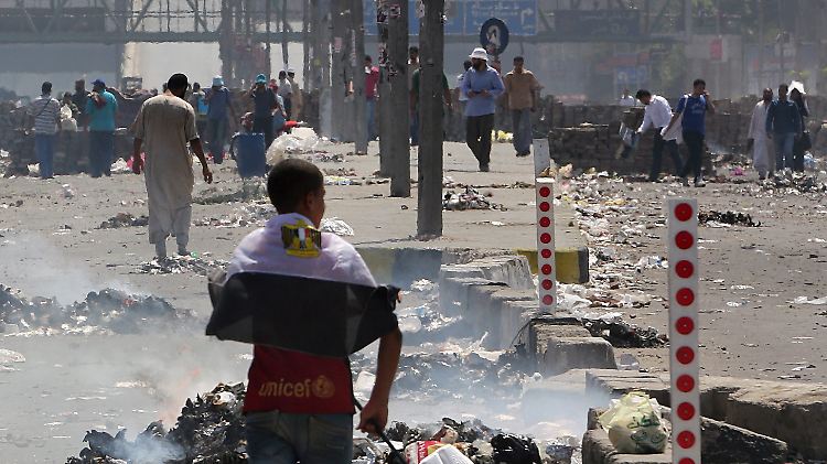 Es herrscht Chaos auf den Straßen Kairos - doch die Muslimbrüder weichen nicht zurück.