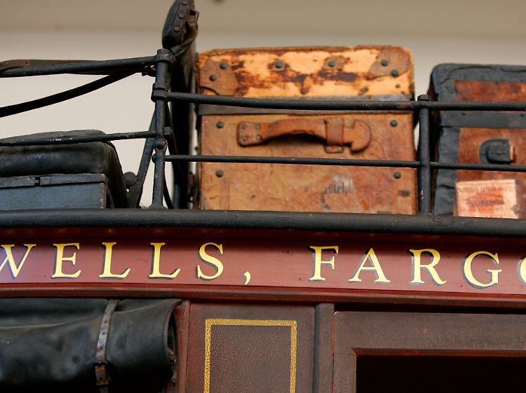 Aus dem Staub der Prärie: Mitarbeiter von Wells Fargo lenken schon lange keine Postkutschen mehr.