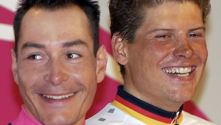 Toursieger Ullrich (rechts) steht nun unter Druck, ebenfalls reinen Tisch zu machen.