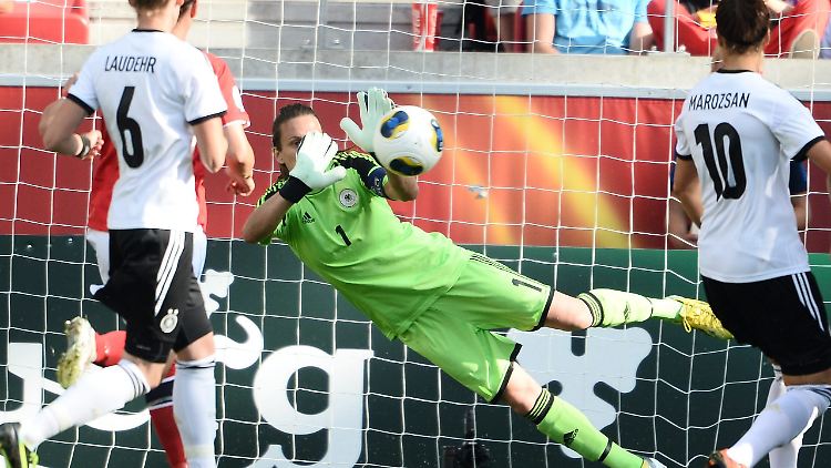 DFB-Keeperin Nadine Angerer will bei der Fußball-WM 2015 nicht auf Kunstrasen halten müssen.
