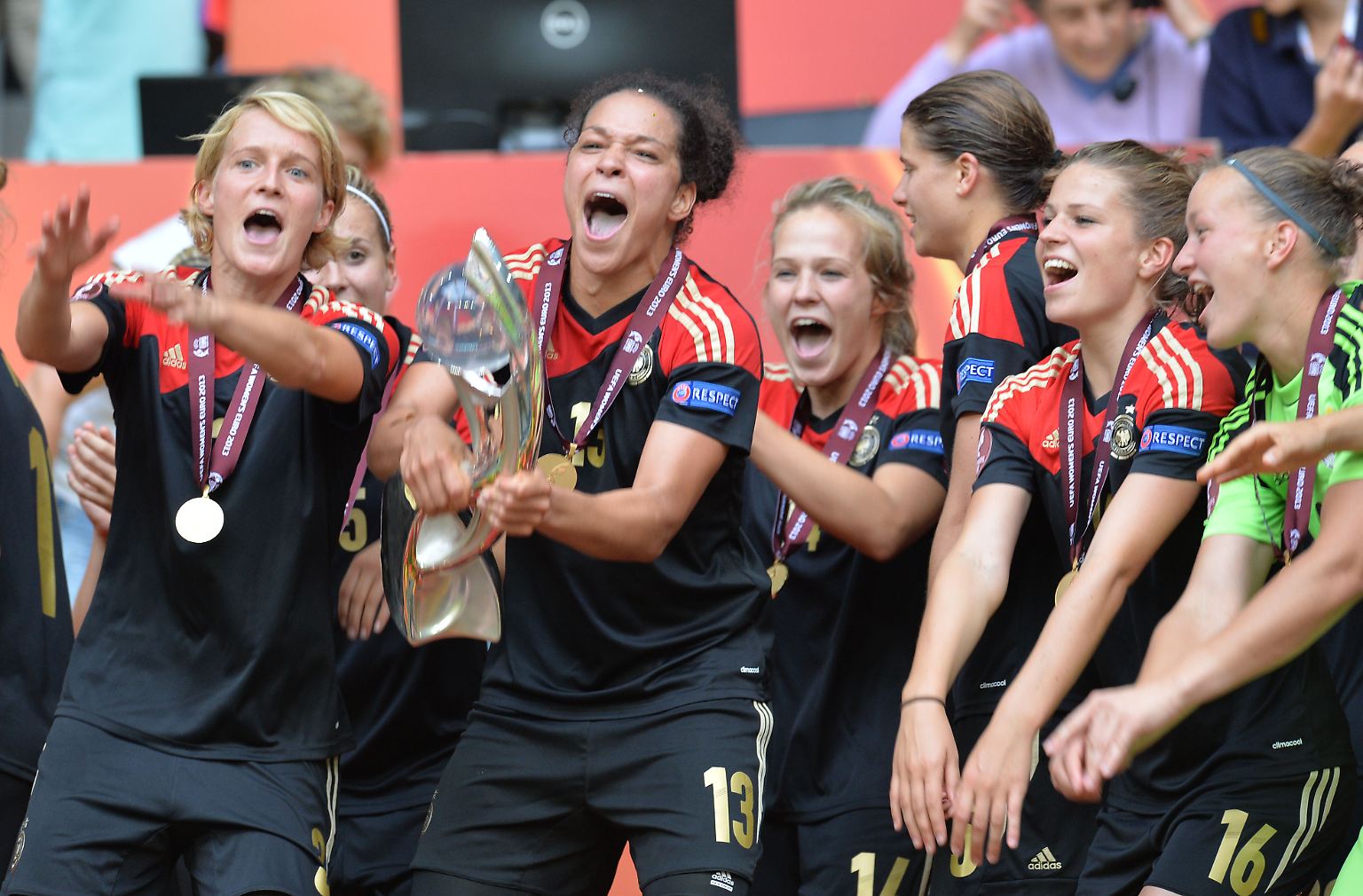 So sehen Siegerinnen aus! Deutschlands Fußball-Frauen feiern den achten Europameistertitel ihrer noch jungen Geschichte.