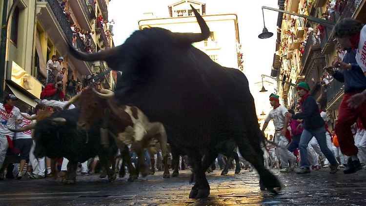 Bei einem Stiertreiben wie hier in Pamplona fand der 16 Jahre alte Junge den Tod.