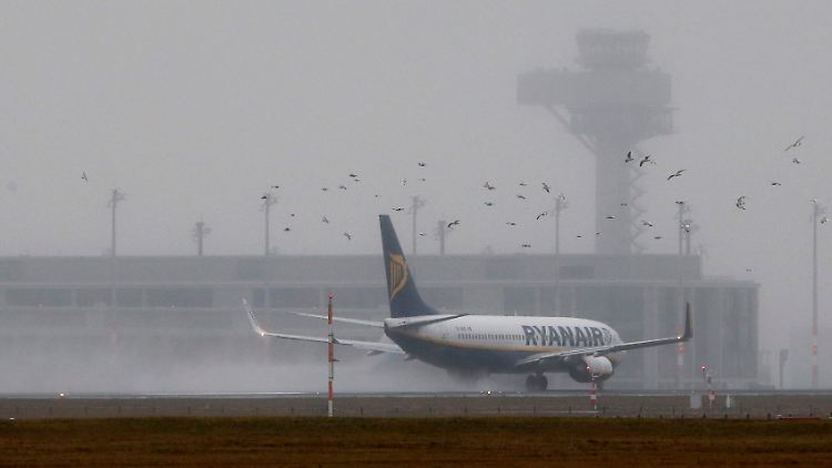 Eine Ryanair-Maschine landet in Berlin-Schönefeld.