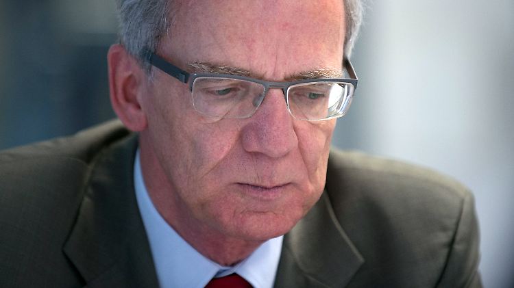 Verteidigungsminister Thomas de Maizière muss sich vor dem Bundestag erklären.