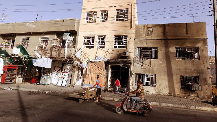 Ein durch eine Autobombe zerstörtes Haus in Bagdad. Bei Anschlägen wie diesem kamen allein im Juli über 780 Menschen ums Leben. 