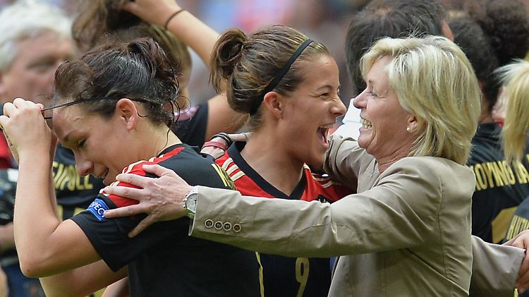 Ich bin total froh und glücklich, dass wir es mit diesem jungen Team geschafft haben": Bundestrainerin Silvia Neid feiert mit Lena Lotzen.