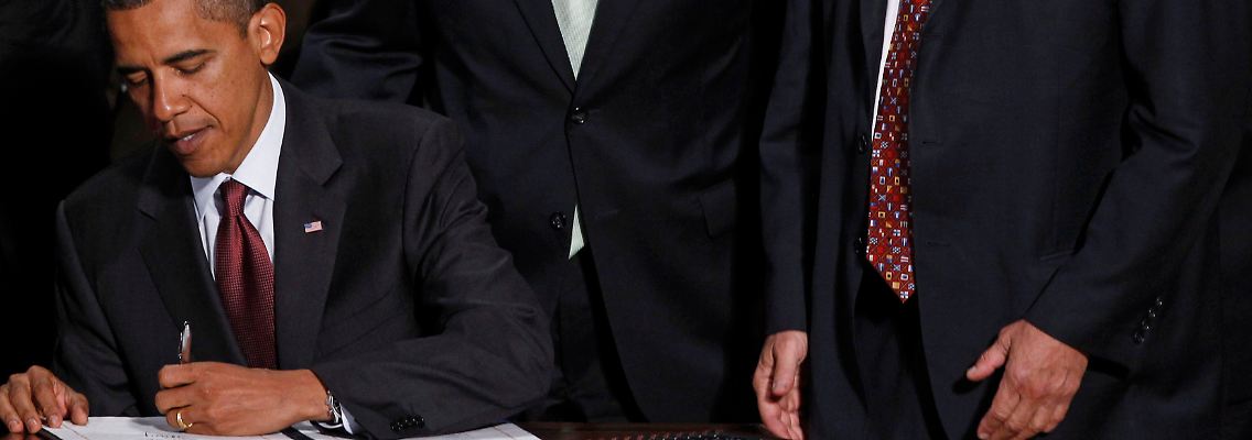 Der Moment, in dem die präsidiale Tinte in das Gesetzespapier sickert: Offiziell trägt die Reform den Namen "Dodd-Frank Wall Street Reform and Consumer Protection Act", benannt nach dem Senator Christopher Dodd (mitte) und dem Abgeordneten Barney Frank (rechts).