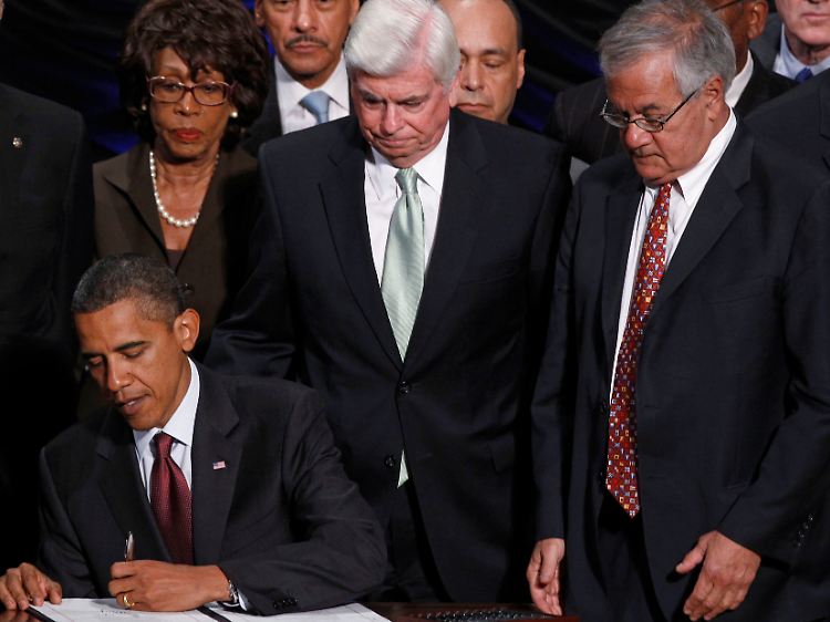 Der Moment, in dem die präsidiale Tinte in das Gesetzespapier sickert: Offiziell trägt die Reform den Namen "Dodd-Frank Wall Street Reform and Consumer Protection Act", benannt nach dem Senator Christopher Dodd (mitte) und dem Abgeordneten Barney Frank (rechts).