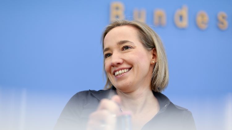 Mit offensichtlichem Stolz hat Ministerin Schröder ihre Statistiken zum Ausbau des Kita-Platz-Angebotes in Berlin vorgestellt.