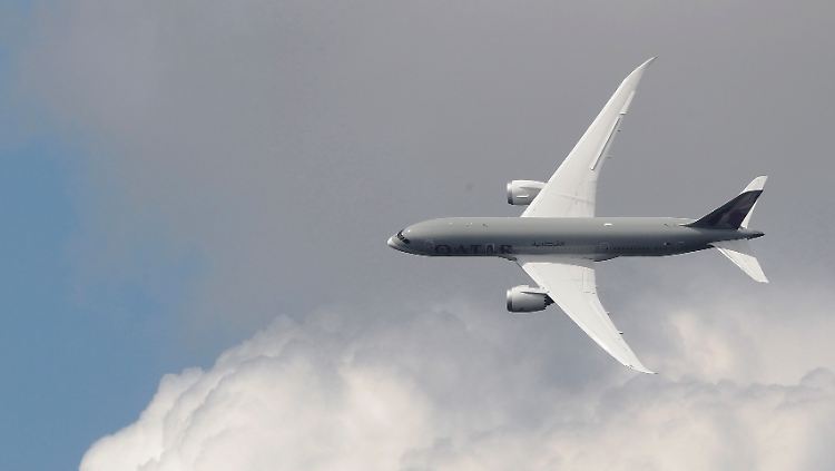 "Dreamliner" bei einer Showvorführung:
Das Batterieproblem lässt die Luftfahrtbranche offenbar nicht los.