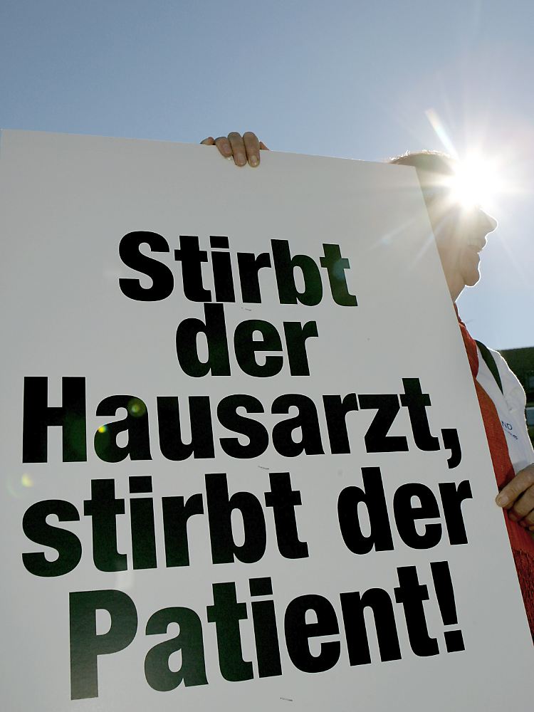 Die Hausärzte sind gegen die Sparpläne der Bundesregierung. Rösler höhle die Grundlage für die wohnortnahe Versorgung der Patienten aus, kritisieren sie.
