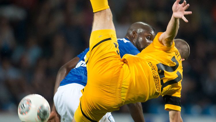Früher hieß so etwas Fußball-Ballett: Bochums Richard Sukuta-Pasu, Dresdens Adam Susac und der Ball.