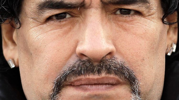 Angriff auf einen Fotografen: Die argentinische Fußball-Ikone Diego Maradona hat sich mal wieder einen Fehltritt geleistet.