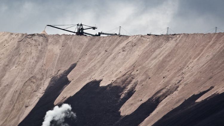 Der Abraum aus dem Kalibergbau Rande des Ortes Neuhof bei Fulda: Die etwa 120 Meter hohe Halde, im Volksmund auch "Monte Kali" genannt, besteht vorwiegend aus Natriumchlorid und Calciumsulfat.