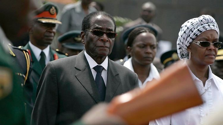 Markenzeichen Hitler-Bärtchen: Robert Mugabe.