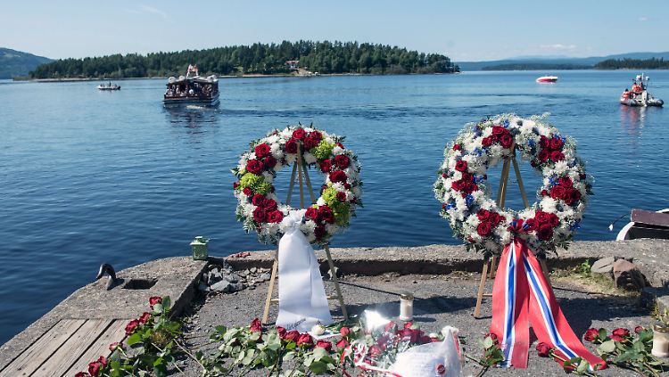 Kränze sind zum zweiten Jahrestag des Amoklaufs am Ufer gegenüber der Insel Utoya aufgestellt.