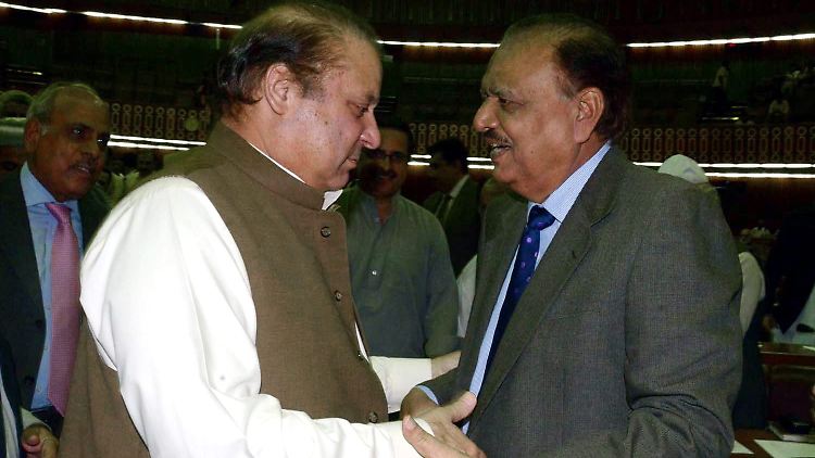 Premierminister Sharif (l.) beglückwünscht den neu gewählten Präsidenten Hussain nach der Wahl.
